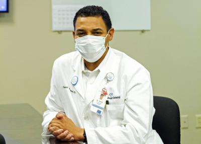 El doctor Vincent Shaw posa para una foto en Baton Rouge, Luisiana, el 29 de septiembre del 2021. Dice que cuando un paciente se niega a vacunarse contra el COVID-19 porque no sabe lo que contiene la vacuna, le muestra un empaque de una golosina común y le pregunta si conoce todo lo que contiene. Asegura que ni él, que estudió química, conoce algunos de sus componentes. Afirma asimismo que la vacuna es segura. (AP Photo/Dorthy Ray)