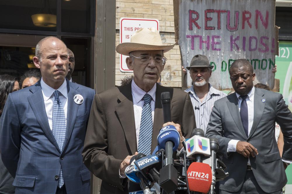 ARCHIVO - El abogado Michael Avenatti, a la izquierda, e pie junto a su colega Ricardo de Anda mientras habla a la prensa en una conferencia de prensa ante la oficina de los Centros Cayuga en el barrio de Harlem de Nueva York, el miércoles 11 de julio de 2018. Las paralizadas negociaciones del gobierno de Estados Unidos para compensar a las familias separadas en la frontera durante el gobierno de Donald Trump han provocado amenazas de extorsión en Centroamérica. (AP Foto/Mary Altaffer, Archivo)