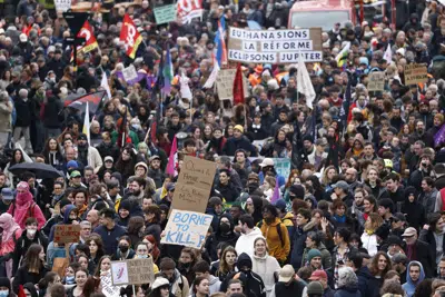 Manifestantes contrarios a la reforma de las pensiones impulsada por el gobierno del presidente Emmanuel Macron protestas en Nantes, en el oeste de Francia, el 6 de abril de 2023. (AP Foto/Jeremías González)