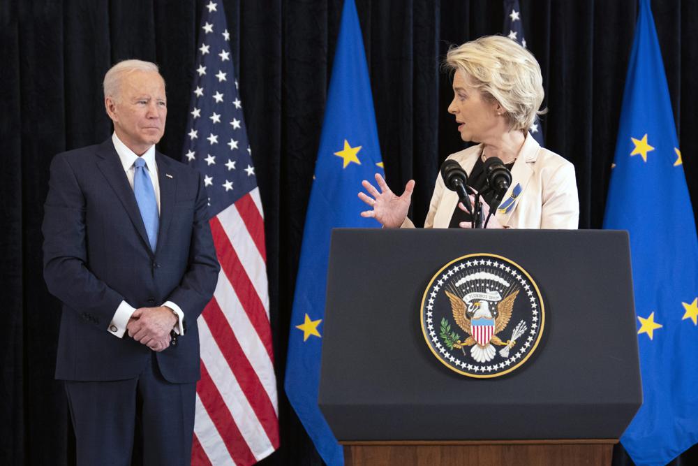 El presidente Joe Biden escucha a la presidenta de la Comisión Europea, Ursula von der Leyen, hablar sobre la invasión rusa de Ucrania, en la misión de EE. UU. en Bruselas, el viernes 25 de marzo de 2022, en Bruselas.  (Foto AP/Evan Vucci)
