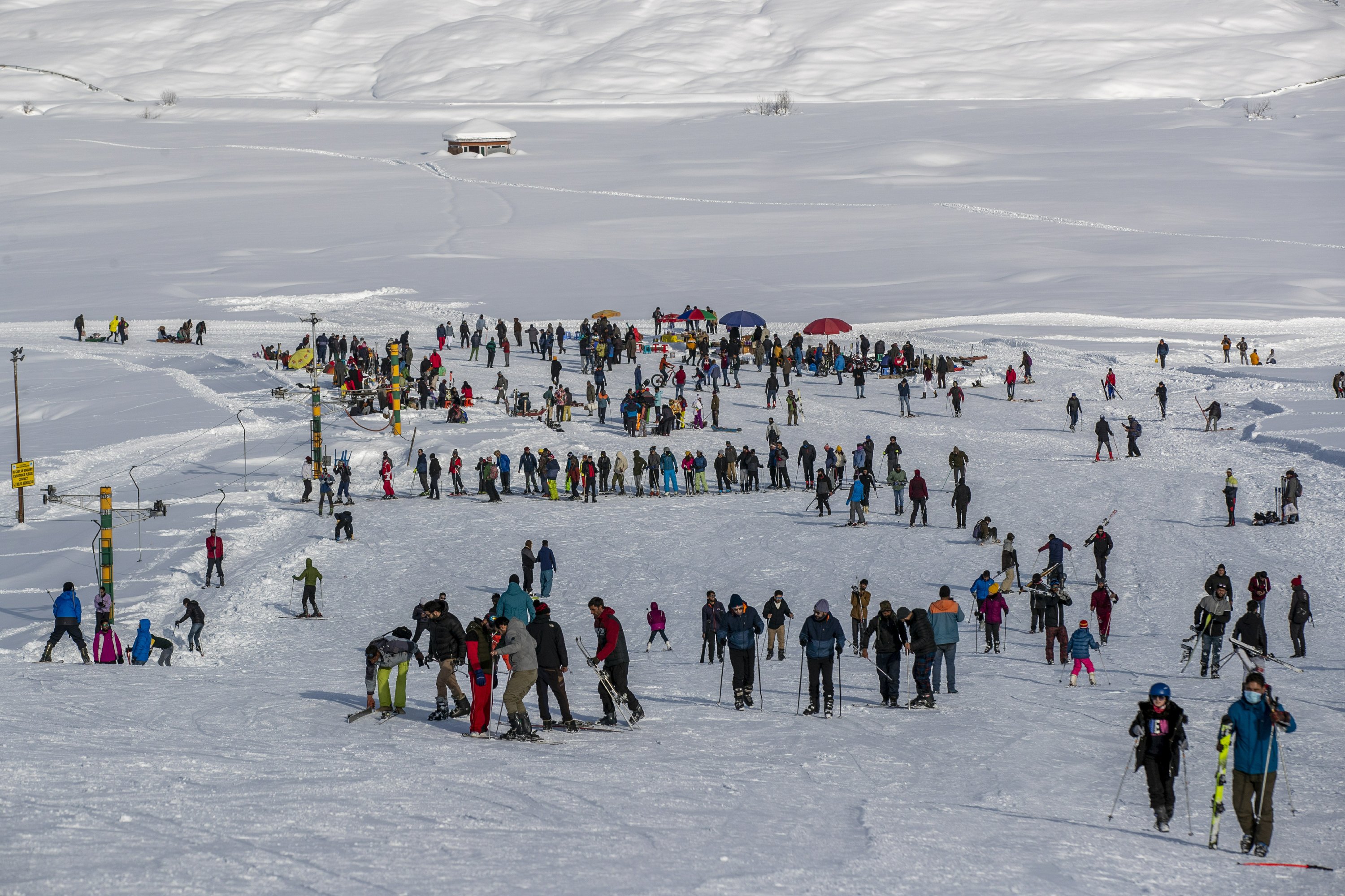 Snow fills Kashmir resort again with tourists