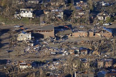 Vista aérea el 12 de diciembre de 2021 de la destrucción causada por un tornado en Mayfield, Kentucky. (AP Foto/Gerald Herbert)