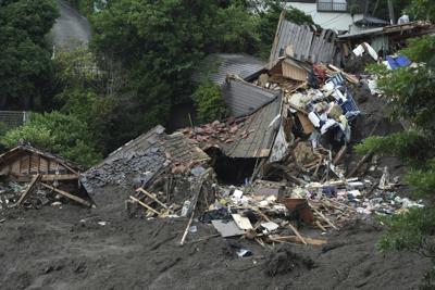 Fotografía de casas e infraestructuras dañadas en un área de deslave provocado por fuertes lluvias en Atami, prefectura de Shizouka, al oeste de Tokio, el lunes 5 de julio de 2021. (AP Photo/Eugene Hoshiko)