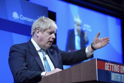 El primer ministro británico Boris Johnson pronuncia un mensaje ante el Foro de Primavera del Partido Conservador en Blackpool, Inglaterra, el sábado 19 de marzo de 2022. (Peter Byrne/PA vía AP)
