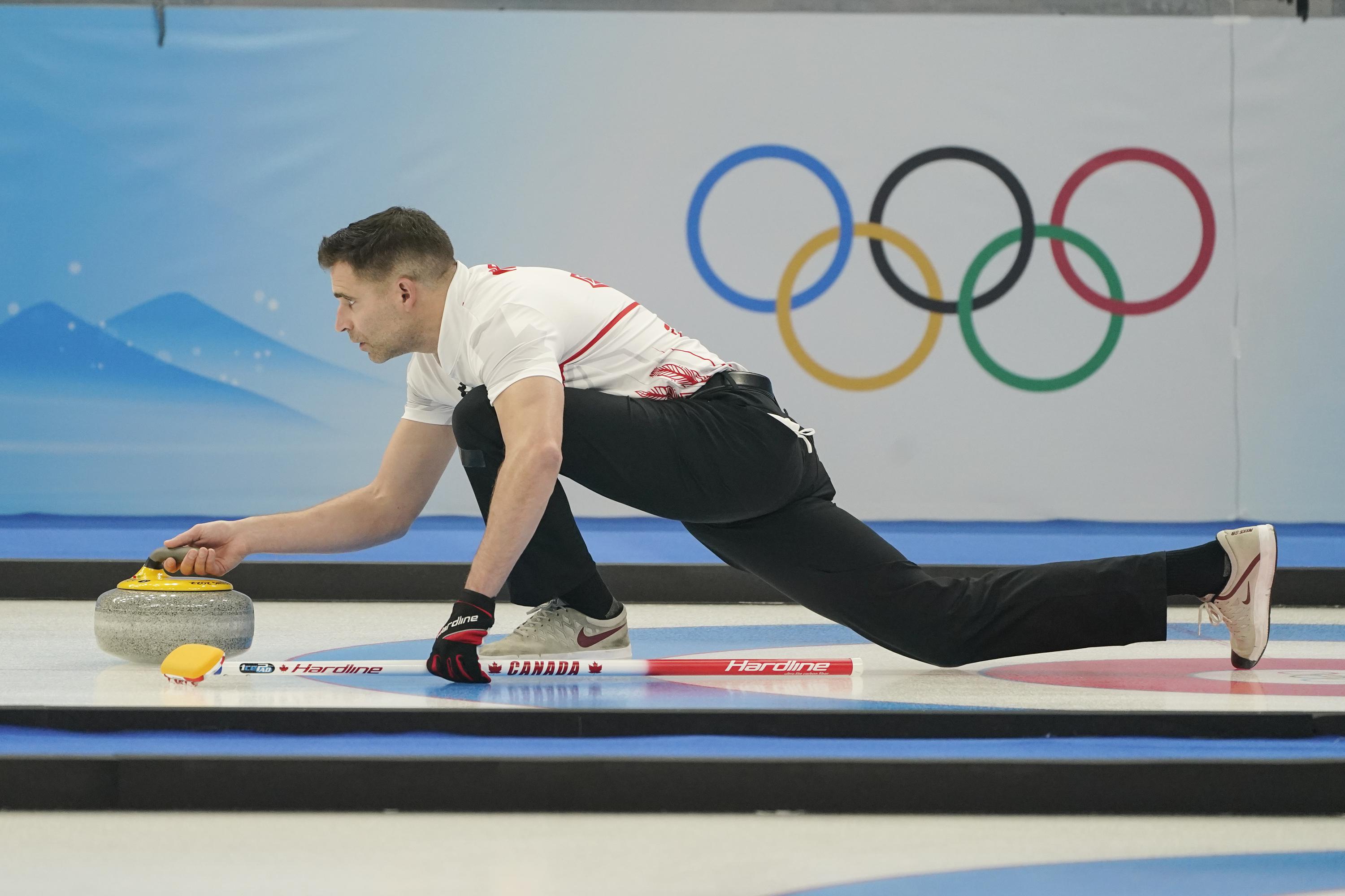 Einarson opens defence of Canadian curling title with win