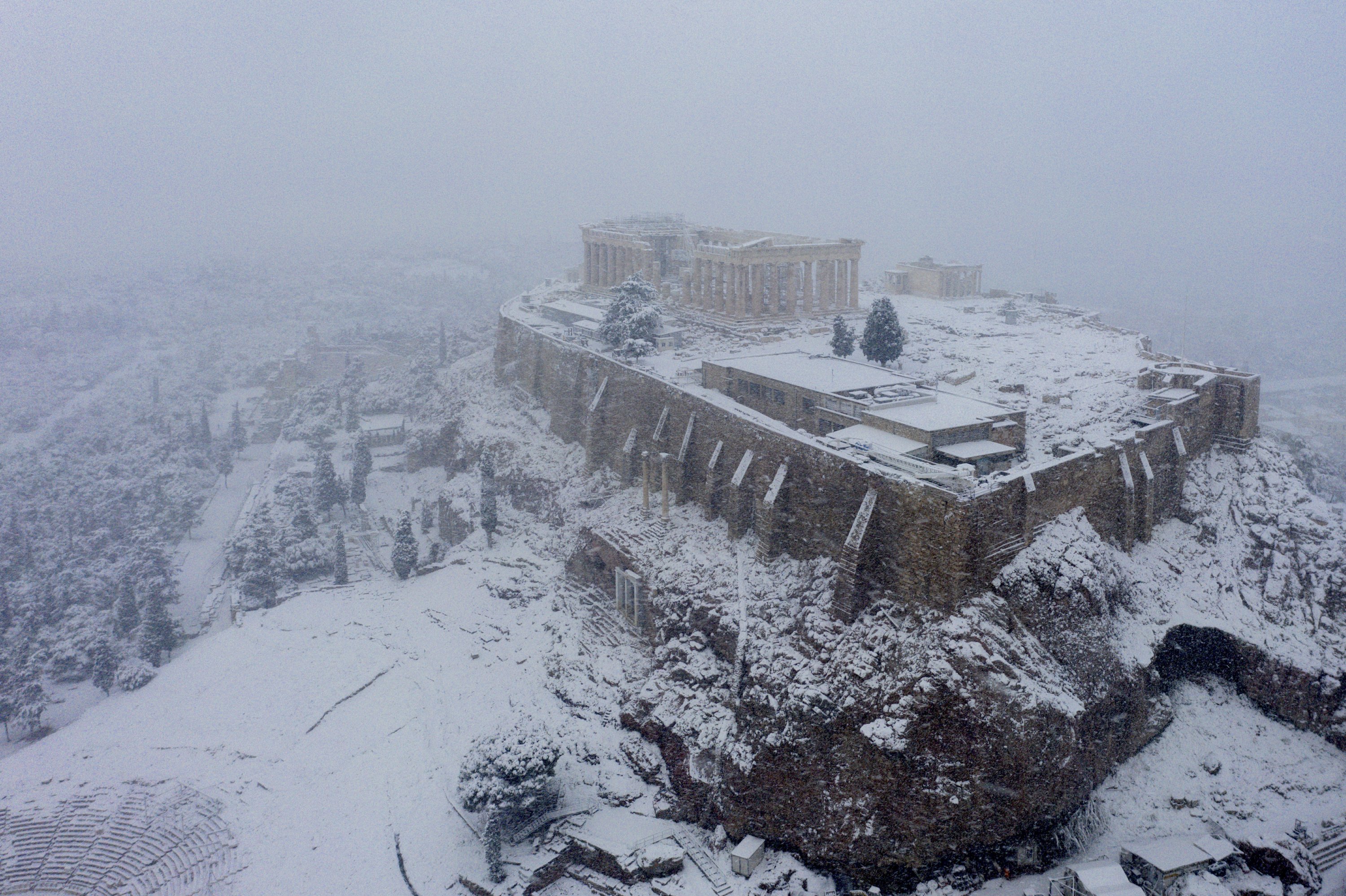 In Athens, the Acropolis, blankets of rare snow, stops vaccinations