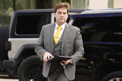 El doctor Craig Wright llega al tribunal federal, el martes 16 de noviembre de 2021, en Miami. Wright está en un juicio civil con Ira Kleiman. Kleiman afirma que su hermano fallecido David, junto con Wright fueron cocreadores del bitcoin. (AP Foto/Marta Lavandier)