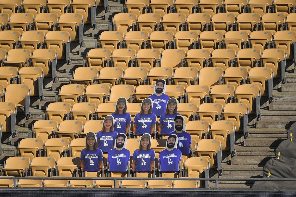 Ejemplos de recortes de fotografías de aficionados fueron colocados en las gradas del Dodger Stadium antes de un juego interescuadras de los Dodgers de Los Ángeles el miércoles 15 de julio de 2020.