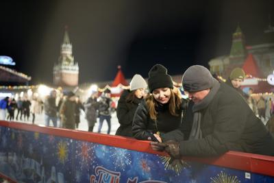 Un grupo de personas en la Plaza Roja de Moscú el 14 de febrero del 2022. (Foto AP/Alexander Zemlianichenko)
