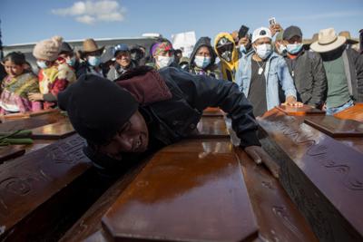 Un hombre llora sobre los ataúdes de una familia que fue asesinada luego de que fueran llevados a una manifestación para exigir el fin de la violencia en Santa Catarina Ixtahuacan, el lunes 20 de diciembre de 2021. Una decena de personas fueron asesinadas el sábado en Chiquix, una aldea que ha sido involucrada en una disputa territorial de años con Santa Catarina Ixtahuacan por el acceso al agua y la tierra, dijo la policía. (Foto AP/Oliver de Ros)