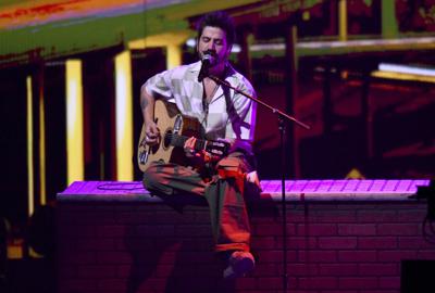 ARCHIVO - Camilo canta en los Premios Lo Nuestro el 14 de febrero de 2021 en Miami. Camilo encabezó el martes la lista de nominados al Latin Grammy el martes 28 de septiembre de 2021, con 10 menciones que incluyen canción del año, grabación del año y álbum del año, por "Mis Manos". La ceremonia de los Latin Grammy, en su 22da edición, será el 18 de noviembre. (AP Foto/Jim Rassol, Archivo)