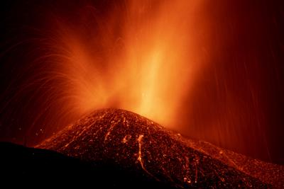 Lava de una erupción volcánica fluye en la isla de La Palma, en el archipiélago español de Islas Canarias, el jueves 23 de septiembre de 2021. (AP Foto/Emilio Morenatti)