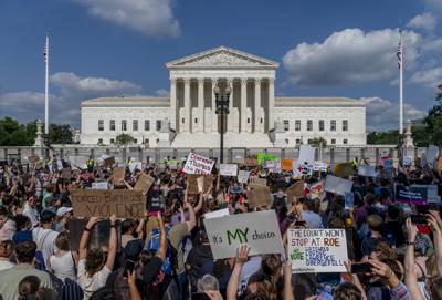 Archivo - Manifestantes tanto a favor como en contra del aborto se congregan fuera de la Corte Suprema de Estados Unidos, en Washington, el viernes 24 de junio de 2022. (AP Foto/Gemunu Amarasinghe, Archivo)