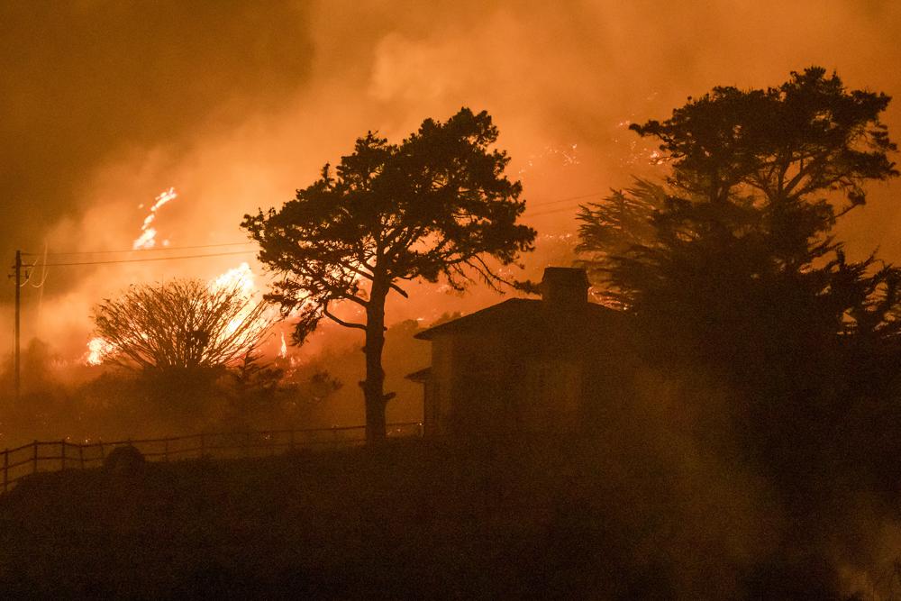 El incendio de Colorado arde detrás de una casa cerca de la autopista 1 cerca de Big Sur, California, el sábado 22 de enero de 2022. (Foto AP/Nic Coury)