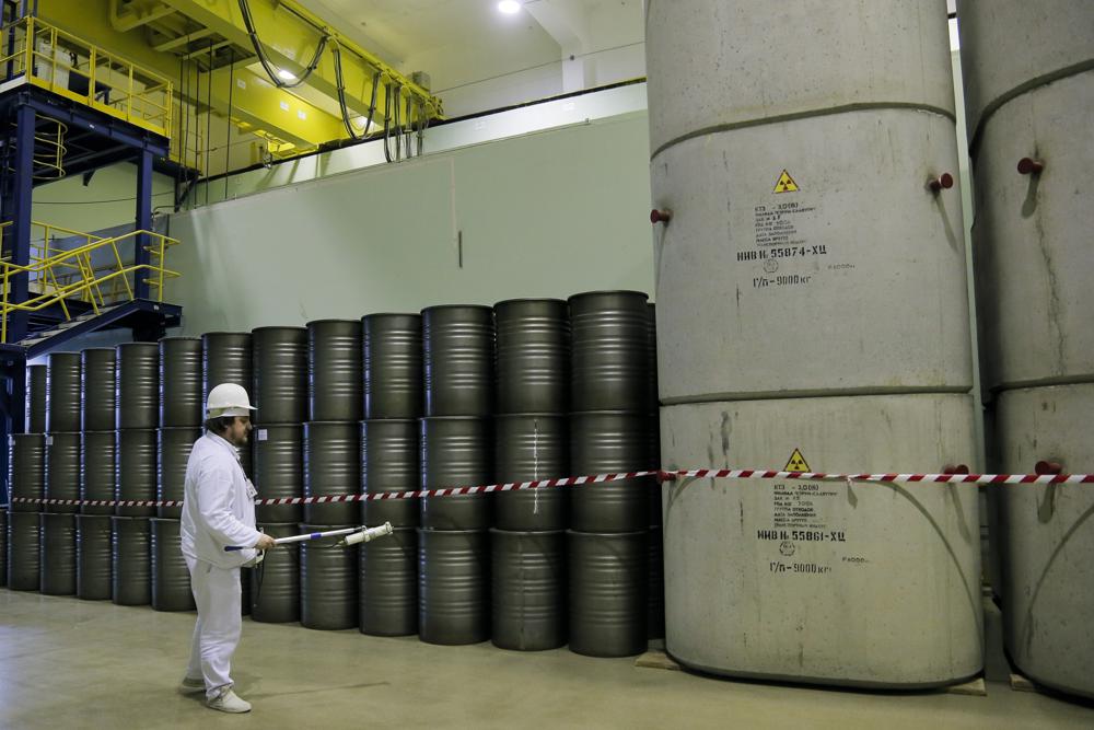 ARCHIVO - En esta foto del 23 de marzo de 2016, un trabajador verifica el nivel de radiación en barriles en un almacenamiento de desechos nucleares tomados de la cuarta unidad destruida por una explosión en la planta de energía nuclear de Chernobyl, Chernobyl, Ucrania.  Entre los acontecimientos más preocupantes en un día ya impactante, cuando Rusia invadió Ucrania el jueves, estaba la guerra en la planta nuclear de Chernobyl, donde todavía se filtra la radioactividad del peor desastre nuclear de la historia hace 36 años. (AP Photo/Efrem Lukatsky, File)