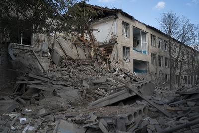 Escombros junto a una escuela dañada de gravedad después de un ataque ruso dos días atrás en Velyka Kostromka, Ucrania, el jueves 13 de octubre de 2022. (AP Foto/Leo Correa)