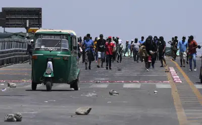 Manifestantes marchan sobre la Autopista Panamericana durante un bloqueo en protesta contra el gobierno de la presidenta Dina Boluarte, el viernes 6 de enero de 2023, en Ica, Perú. (AP Foto/Martin Mejia)