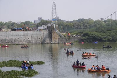 Rescatistas en botes buscan a personas en el río Machchu debajo de un puente que se vino abajo el domingo dejando al menos 130 personas muertas, el lunes 31 de octubre de 2022, en el distrito de Morbi, India. (Foto AP/Ajit Solanki)