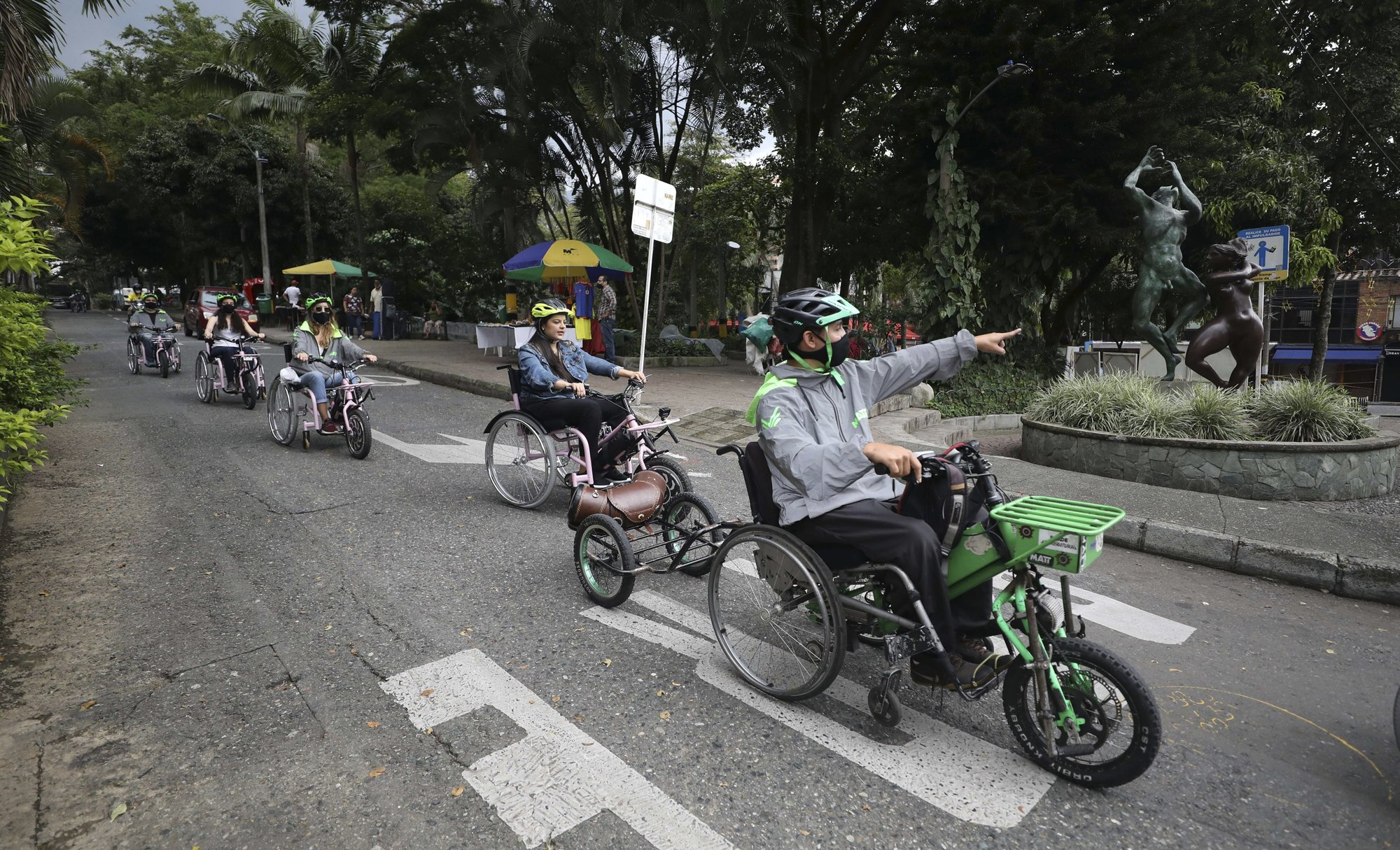 Paseos turísticos en sillas de ruedas eléctricas en Medellín | AP News