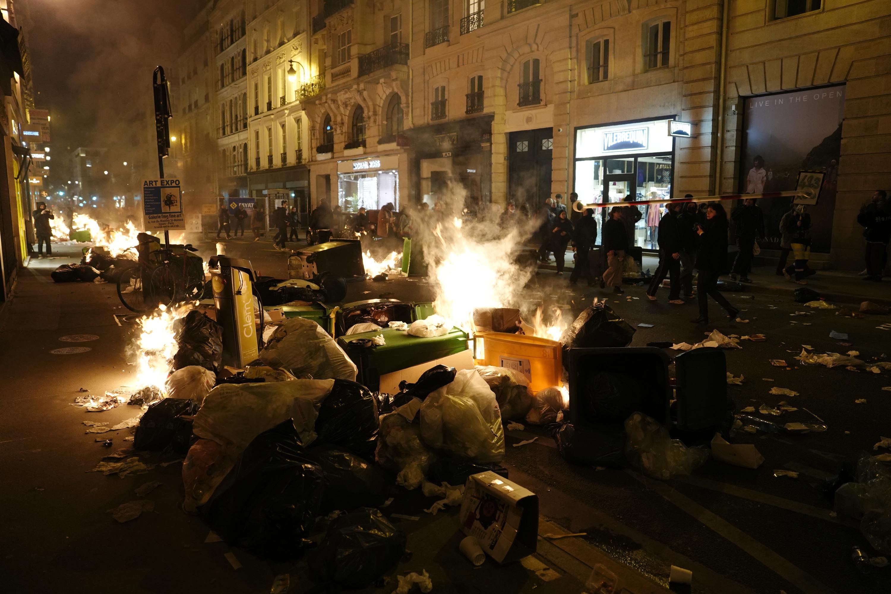 Violentes manifestations en France contre Macron repoussant l’âge de la retraite