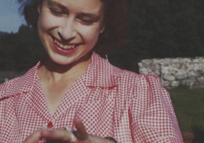 Una imagen tomada del documental "Elizabeth: The Unseen Queen' de la entonces princesa Isabel mostrando su nuevo anillo de compromiso poco después de la propuesta de matrimonio del príncipe Felipe en Balmoral en 1946. (The Royal Collection vía BBC Studios vía AP)