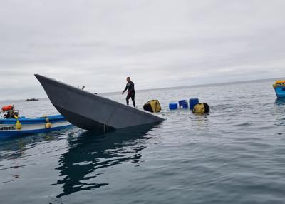 Esta foto sin fecha publicada por la Armada ecuatoriana el 29 de octubre de 2021 muestra una embarcación  después de que fuera incautada en aguas internacionales del Océano Pacífico. Según la Armada, las personas fueron detenidas en el bote semisumergible utilizado para transportar drogas. (Armada de Ecuador vía AP)