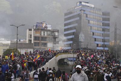 Manifestantes protestan contra el gobierno del presidente Guillermo Lasso y el incremento de los precios del combustible en Quito, Ecuador, el martes 21 de junio de 2022. (AP Foto/Dolores Ochoa)