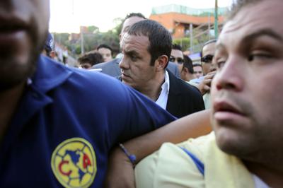 ARCHIVO - La exestrella del fútbol mexicano Cuauhtémoc Blanco, centro, llega a una oficina del gobierno para preinscribir su candidatura a la alcaldía de Cuernavaca, México, el 22 de enero de 2015. Blanco, quien ahora es gobernador del estado mexicano de Morelos, ha pedido La Fiscalía General de México, el lunes 17 de enero de 2022, que investigue una acusación en su contra sobre una supuesta conexión con narcotraficantes luego de que apareciera una foto de él y tres hombres que supuestamente eran narcotraficantes locales. (AP Foto/Tony Rivera, Archivo)