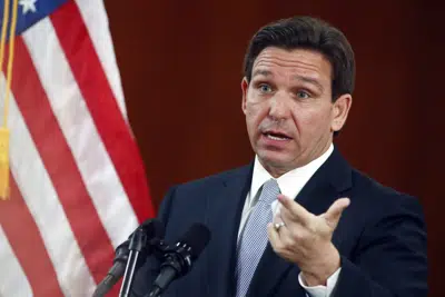 ARCHIVO - El gobernador de Florida Ron DeSantis responde preguntas de los medios de comunicación en el Capitolio estatal, en Tallahassee, el martes 7 de marzo de 2023. (AP Foto/Phil Sears, Archivo)
