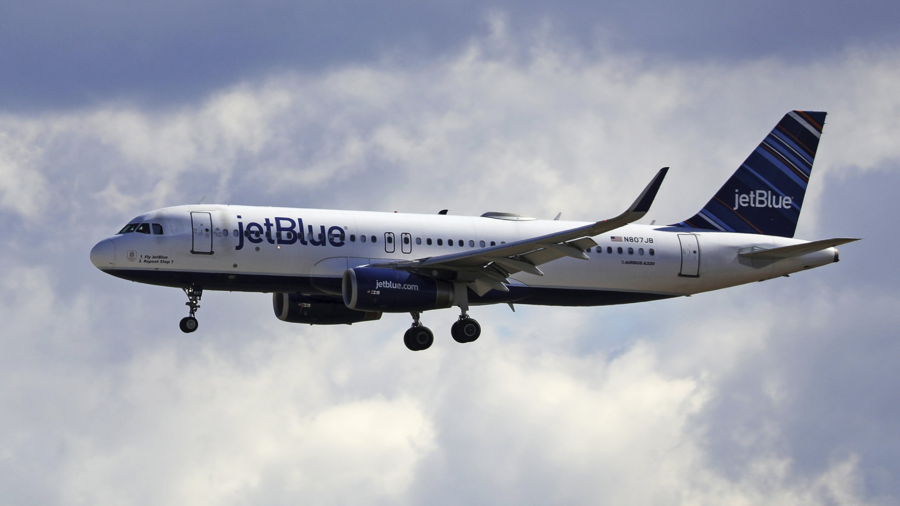 Maskless, drinking JetBlue passenger fined $ 14,500