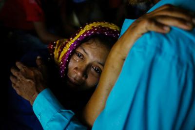 Un familiar de un pasajero de un ferry que se estrelló en  Narayanganj, en las afueras de Daca, Bangladesh, el 20 de marzo del 2022.  (Foto AP/Mahmud Hossain Opu)