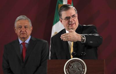 ARCHIVO - En esta fotografía de archivo del 12 de noviembre de 2019, el canciller mexicano Marcelo Ebrard responde preguntas de los periodistas durante la conferencia de prensa diaria del presidente Andrés Manuel López Obrador, de pie detrás de Ebrard, en el Palacio Nacional de la Ciudad de México. (AP Foto/Marco Ugarte, archivo)