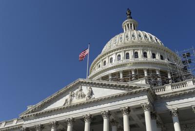 ARCHIVO - Una bandera estadounidense ondea sobre el Capitolio en Washington, el 6 de septiembre de 2016. Estados Unidos salió por primera vez de los 25 primeros puestos del Índice de Percepciones de Corrupción de Transparencia Internacional, que publicó el martes 25 de enero de 2022 su reporte de 2021. (AP Foto/Susan Walsh, Archivo)