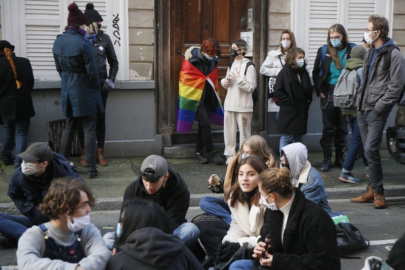 Estudantes protestaram por morte de colega trans. (Foto: AP / Michel Spingler)