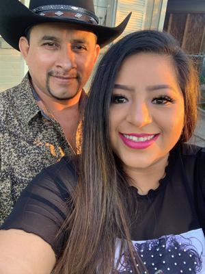 En esta fotografía ofrecida por Guadalupe Martínez, ésta posa con su esposo Juan Reyna en Corpus Christi, Texas, Estados Unidos, en diciembre de 2020. (Guadalupe Martínez via AP)