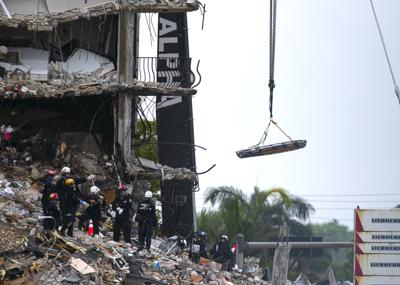 El Equipo de Búsqueda y Rescate Urbano del Sur de Florida busca sobrevivientes entre los escombros de un derrumbe parcial en el condominio Champlain Towers South, el lunes 28 de junio de 2021, en Surfside, Florida. (Matias J. Ocner/Miami Herald via AP)