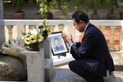 El primer ministro japonés Fumio Kishida rezando en la Taing Krasaing Pagoda cerca del Aeropuerto Internacional de Phnom Penh, Camboya, el 20 de marzo del 2022. (Foto AP/Heng Sinith)