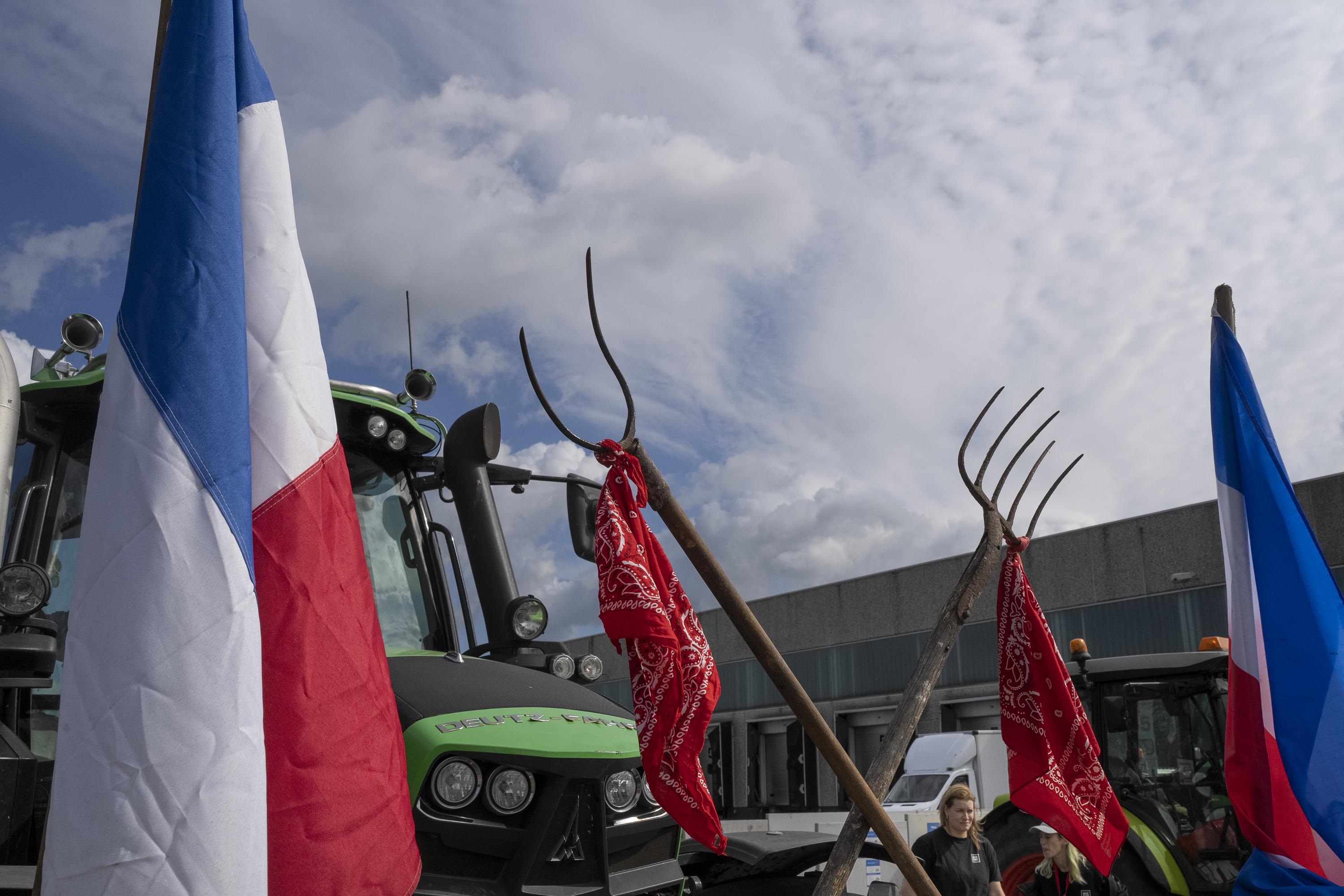 Auto’s raken banden die op Nederlandse snelweg zijn gedumpt tijdens protesten van boeren