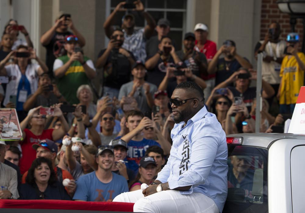 David Ortiz llega al Salón de la Fama tras el desfile de leyendas, el sábado 23 de julio de 2022, en Cooperstown, Nueva York.  (Jeff Wheeler/Star Tribune vía AP)