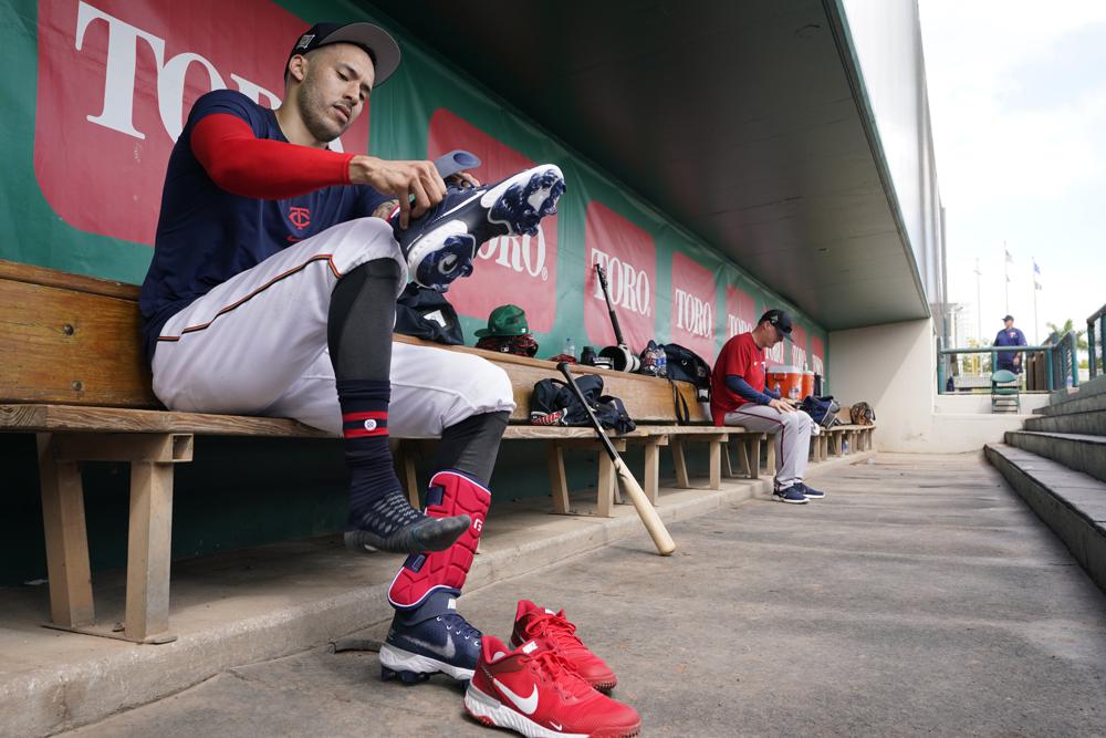 Carlos Correa de los Mellizos de Minnesota previo a una práctica, el miércoles 23 de marzo de 2022, en Fort Myers, Florida. (AP Foto/Steve Helber)