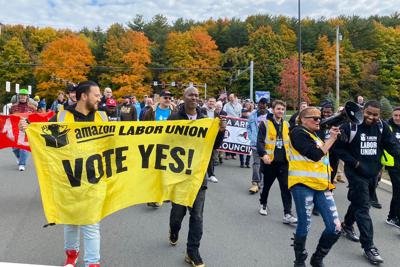 Una marcha a favor de la sindicalización de los empleados de Amazon en   Castleton-On-Hudson, estado de Nueva York, el 10 de octubre de 2022.   (Rachel Phua via AP)