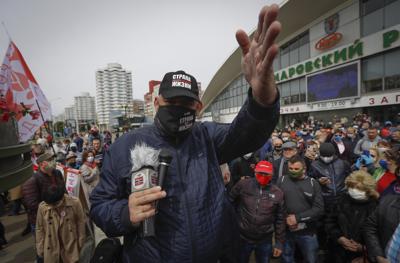 Archivo - El videobloguero Siarhei Tsikhanouski, con una mascarilla para protegerse contra el coronavirus, habla el 24 de mayo de 2020 a las personas reunidas para inscribirse y apoyar a los posibles candidatos presidenciales para las elecciones presidenciales en Minsk, Bielorrusia.  (AP Foto / Sergei Grits, Archivo)