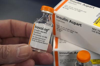 Η ινσουλίνη εκτίθεται στο Pucci's Pharmacy στο Σακραμέντο της Καλιφόρνια, την Παρασκευή 8 Ιουλίου 2022. Ελπίζοντας να μειώσει το αυξανόμενο κόστος της ινσουλίνης, η Καλιφόρνια σχεδιάζει να φτιάξει τη δική της μάρκα ινσουλίνης. Ο κρατικός προϋπολογισμός περιλαμβάνει 100 εκατομμύρια δολάρια για την ανάπτυξη τριών τύπων ινσουλίνης προϊόντα και να επενδύσουν σε μια μονάδα παραγωγής.  (AP Photo/Rich Pedroncelli)