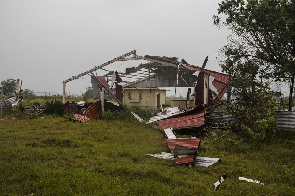 Trozos de techo yacían en el suelo después del paso del huracán Grace, en Tecolutla, estado de Veracruz, México, el sábado 21 de agosto de 2021. (AP Foto/Félix Márquez)