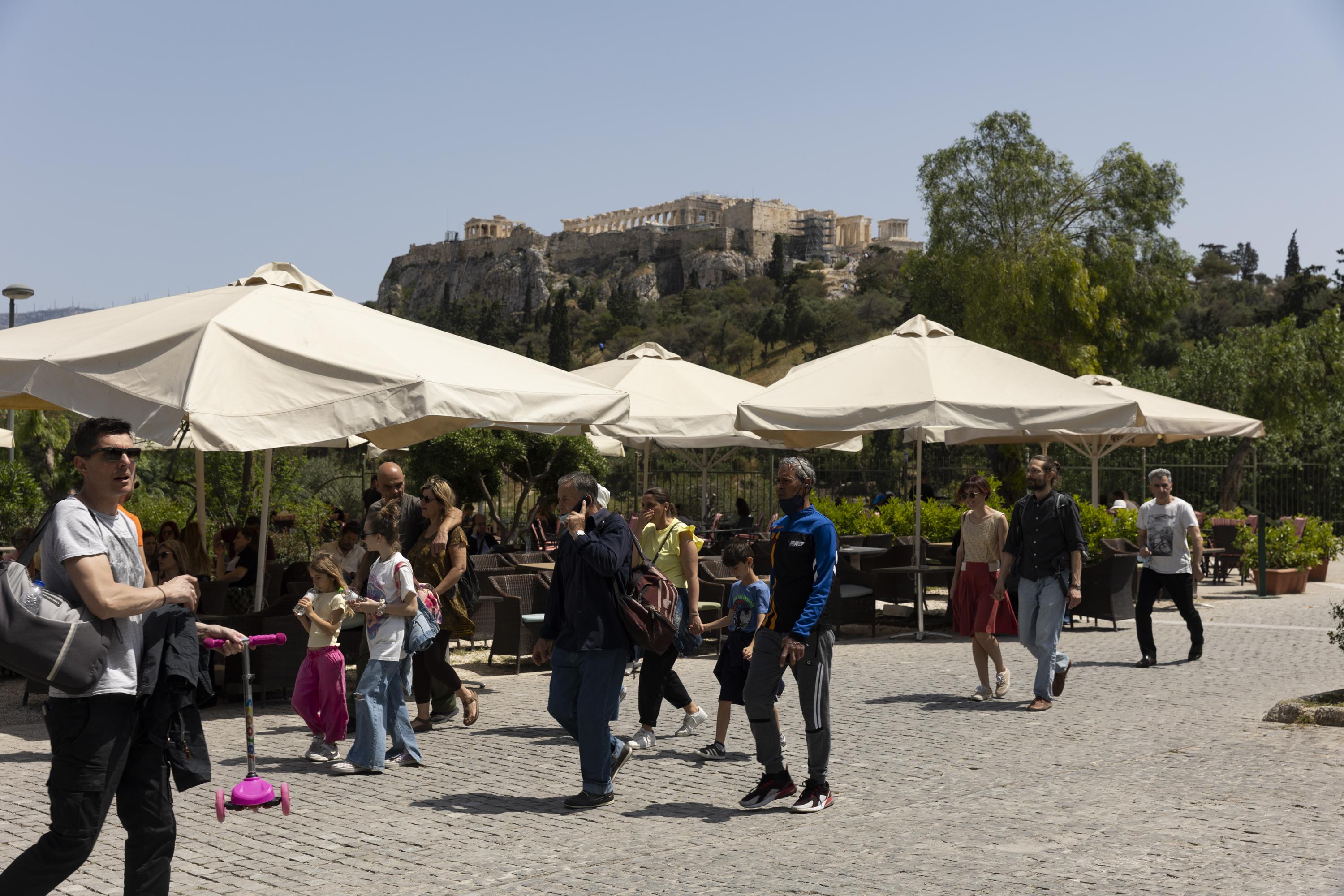 ¡Turistas, diviértanse!  Italia Grecia relaja las restricciones por el COVID-19