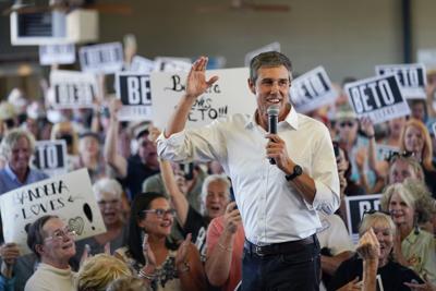 ARCHIVO - El candidato demócrata a la gubernatura de Texas Beto O'Rourke habla con sus simpatizantes, el 17 de agosto de 2022, en Fredericksburg, Texas. (AP Foto/Eric Gay, Archivo)