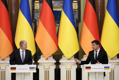 El presidente de Ucrania, Volodymyr Zelenskyy, a la derecha, y el canciller de Alemania, Olaf Scholz, durante una conferencia de prensa conjunta, el lunes 14 de febrero de 2022, en Kiev, Ucrania. (AP Foto/Efrem Lukatsky)