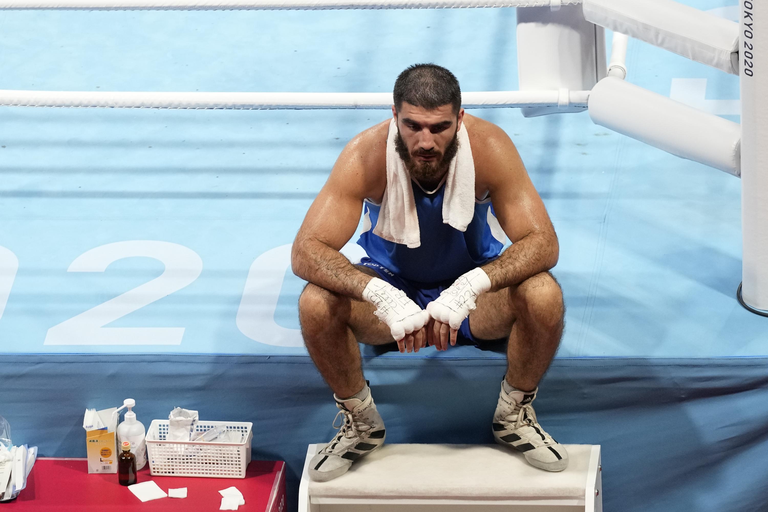 Un boxeur français est assis sur le ring pour protester contre la perte de DQ