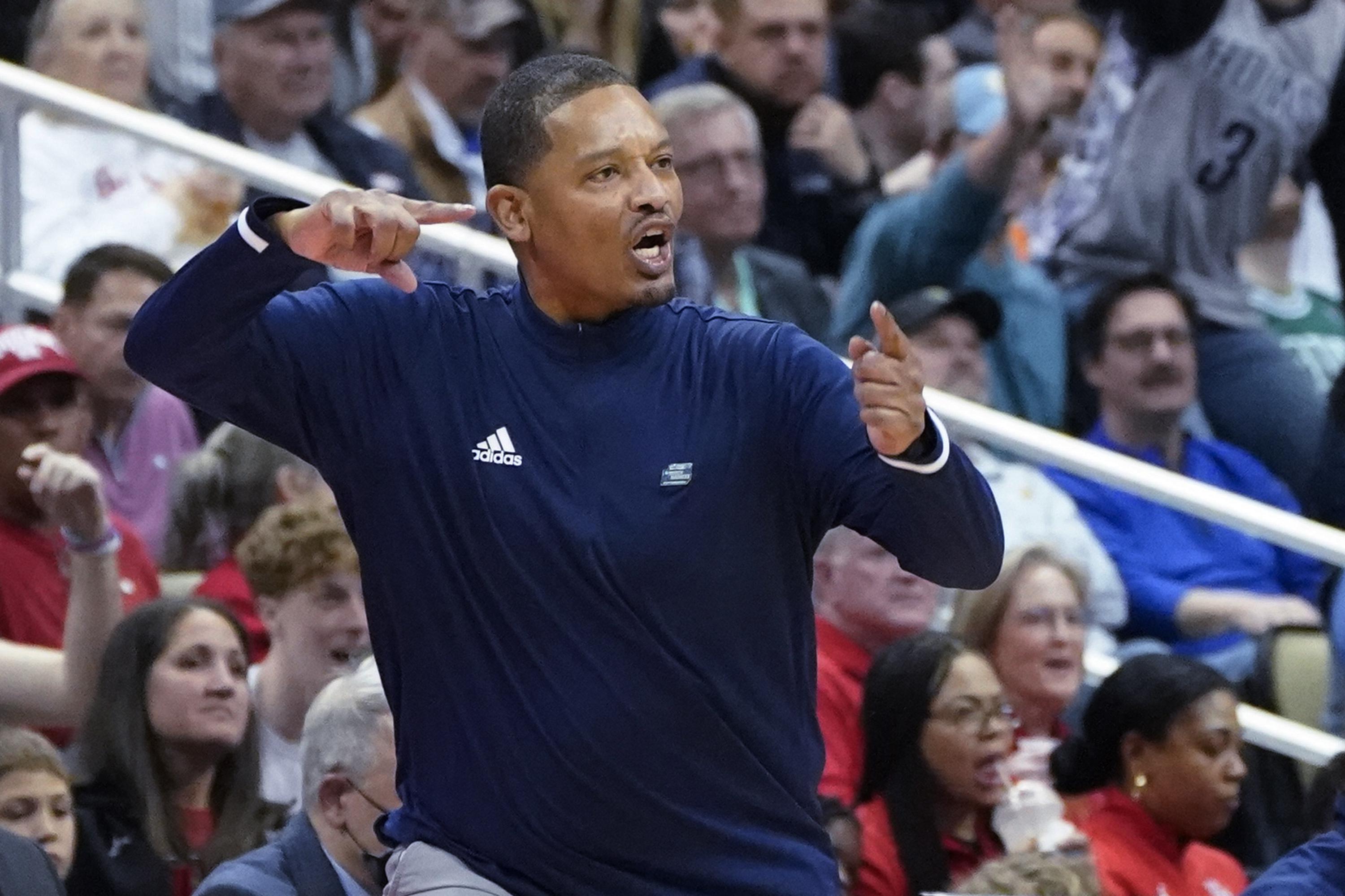 Lamont Paris takes over Gamecocks after leading Chattanooga | AP News
