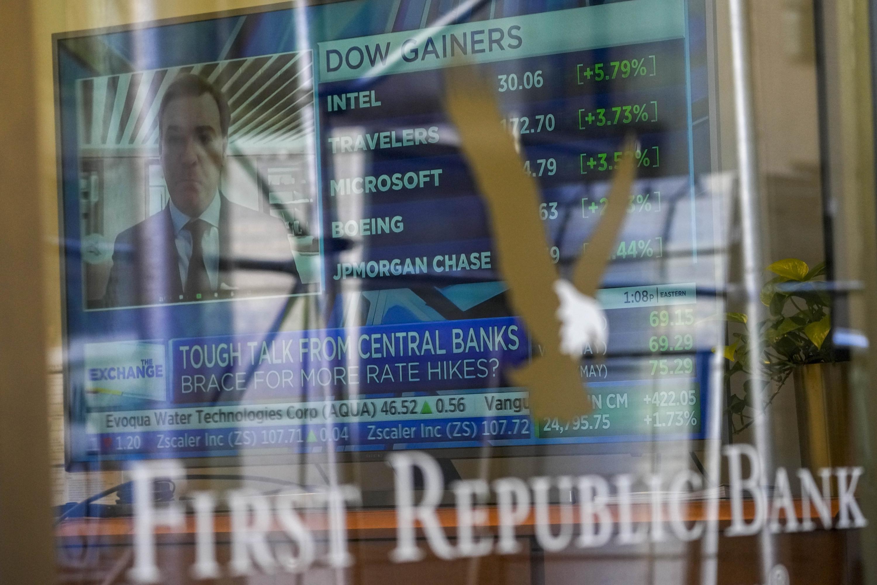 Washington se tourne vers Wall Street pour aider à sauver une banque mourante Washington se tourne vers Wall Street pour aider à sauver une banque mourante